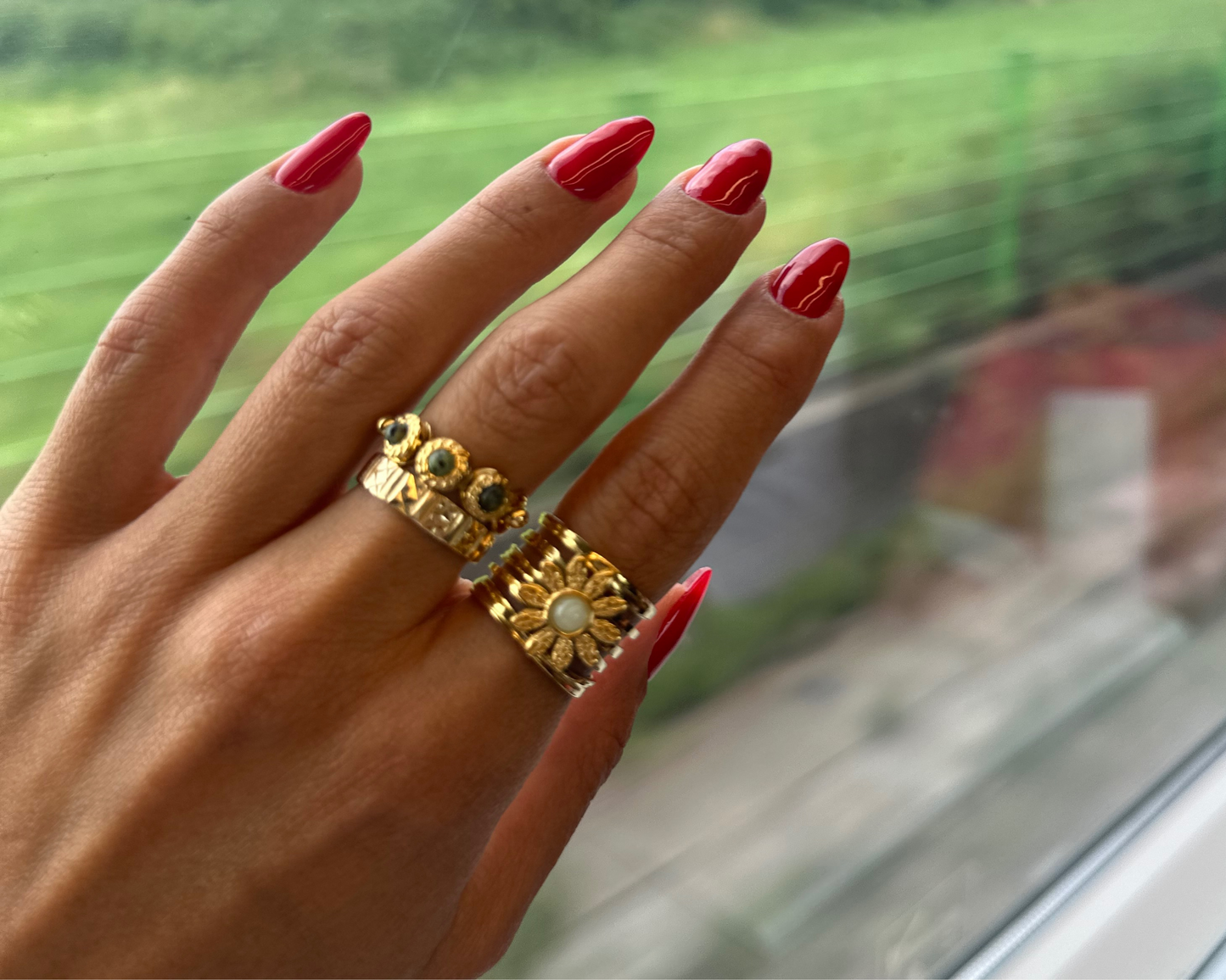Sunlit Daisy Ring